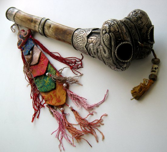 Музыкальный инструмент канглинг. Тибетская флейта ганлин. Ганлин старинный. Ганлинг из кости. Волосатая Дудка.
